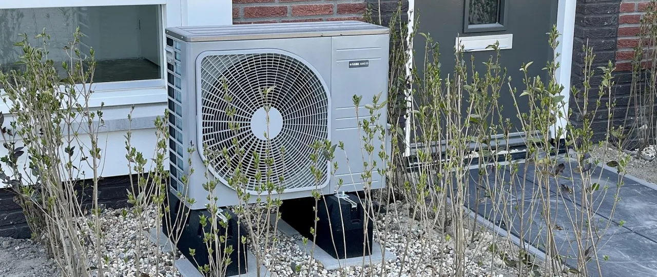 Pompa ciepła NIBE AM510, część programu Moje Ciepło, stoi wśr&oacute;d młodych krzew&oacute;w.