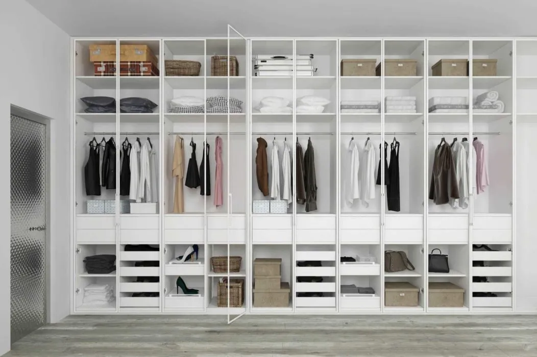 złożone bluzy w szafie porządek