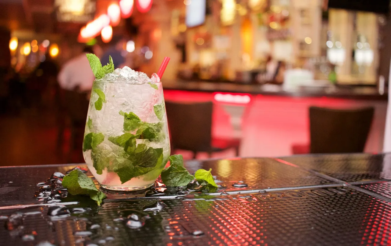 Zdjęcie Najlepsze drinki z miętą, które orzeźwią w gorące dni