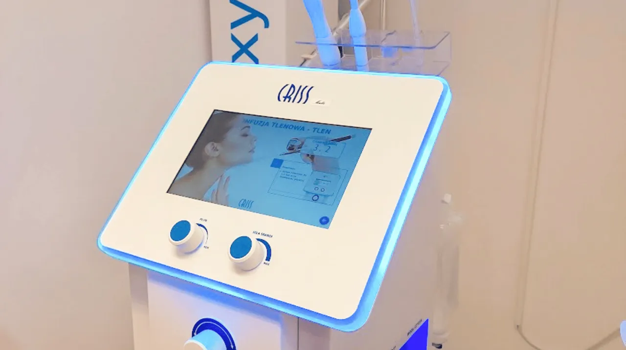 Nowoczesne urządzenie do oczyszczania wodorowego, idealne dla kobiet w ciąży, oferuje delikatną pielęgnację skóry.