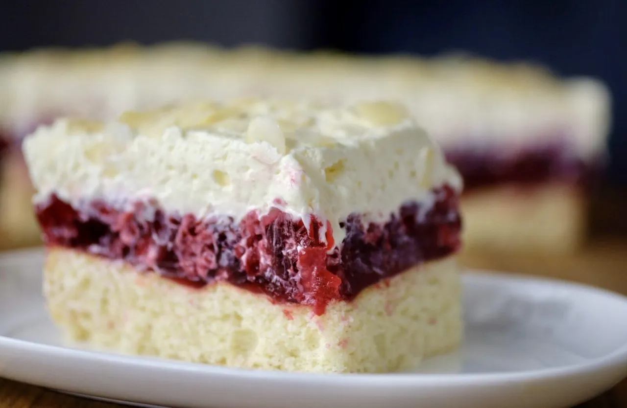 malinowa chmurka na biszkopcie