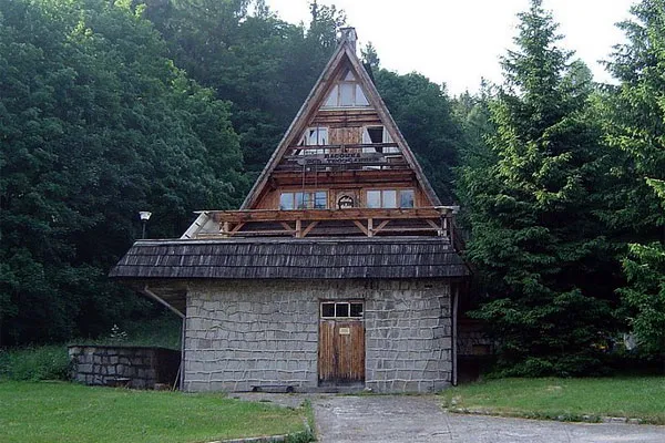 Bac&oacute;wka pod Tr&oacute;jgarbem widok zewnętrzny taras