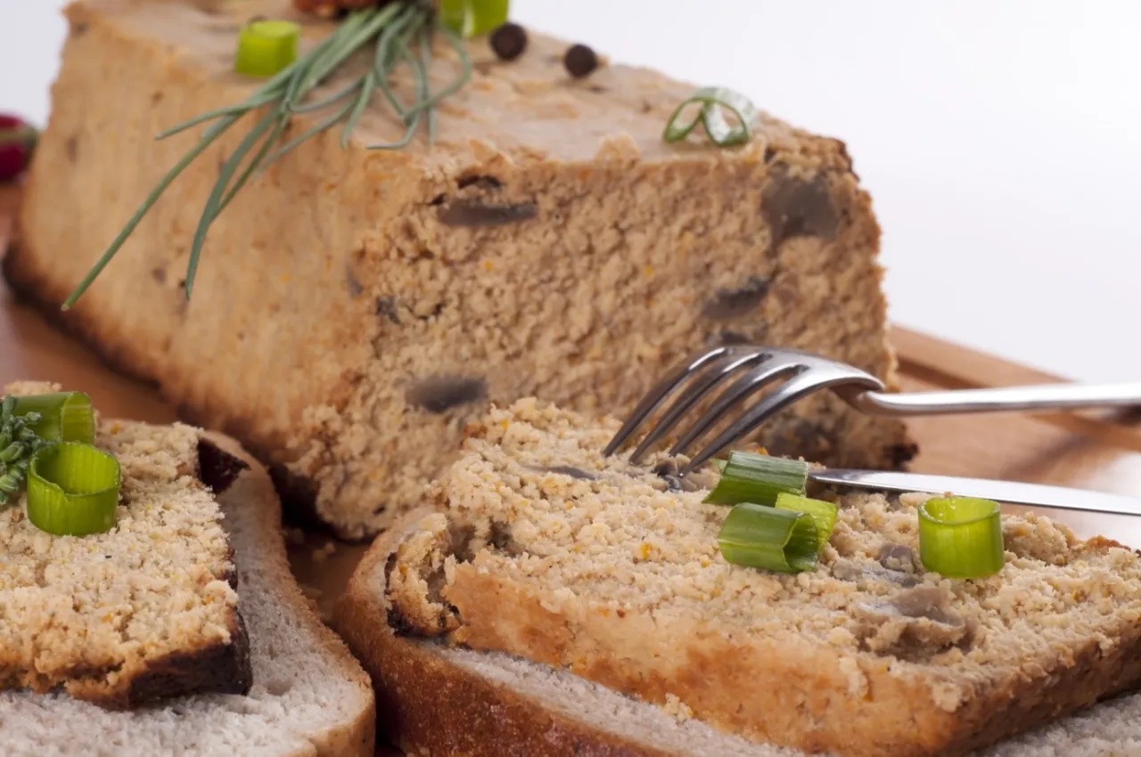 Pasztet wegetariański z soczewicy i pieczarek