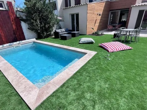 Piscine ext&eacute;rieure h&ocirc;tel Ibis Narbonne