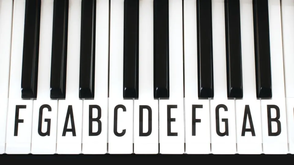 Zdjęcie Jak nakleić nuty na keyboard - proste sposoby na idealne umiejscowienie