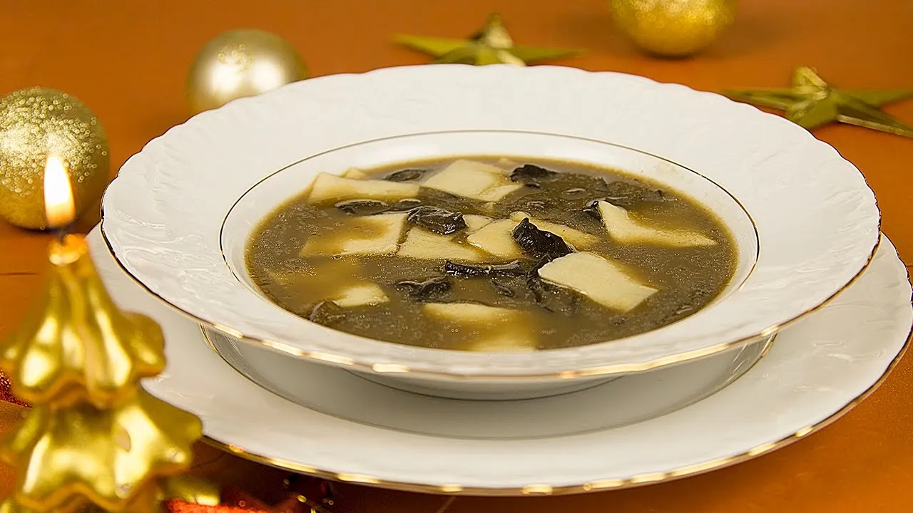 zupa grzybowa z suszonych grzyb&oacute;w z łazankami