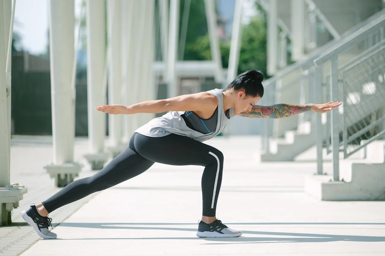 Osoba wykonująca rozciąganie dynamiczne i statyczne