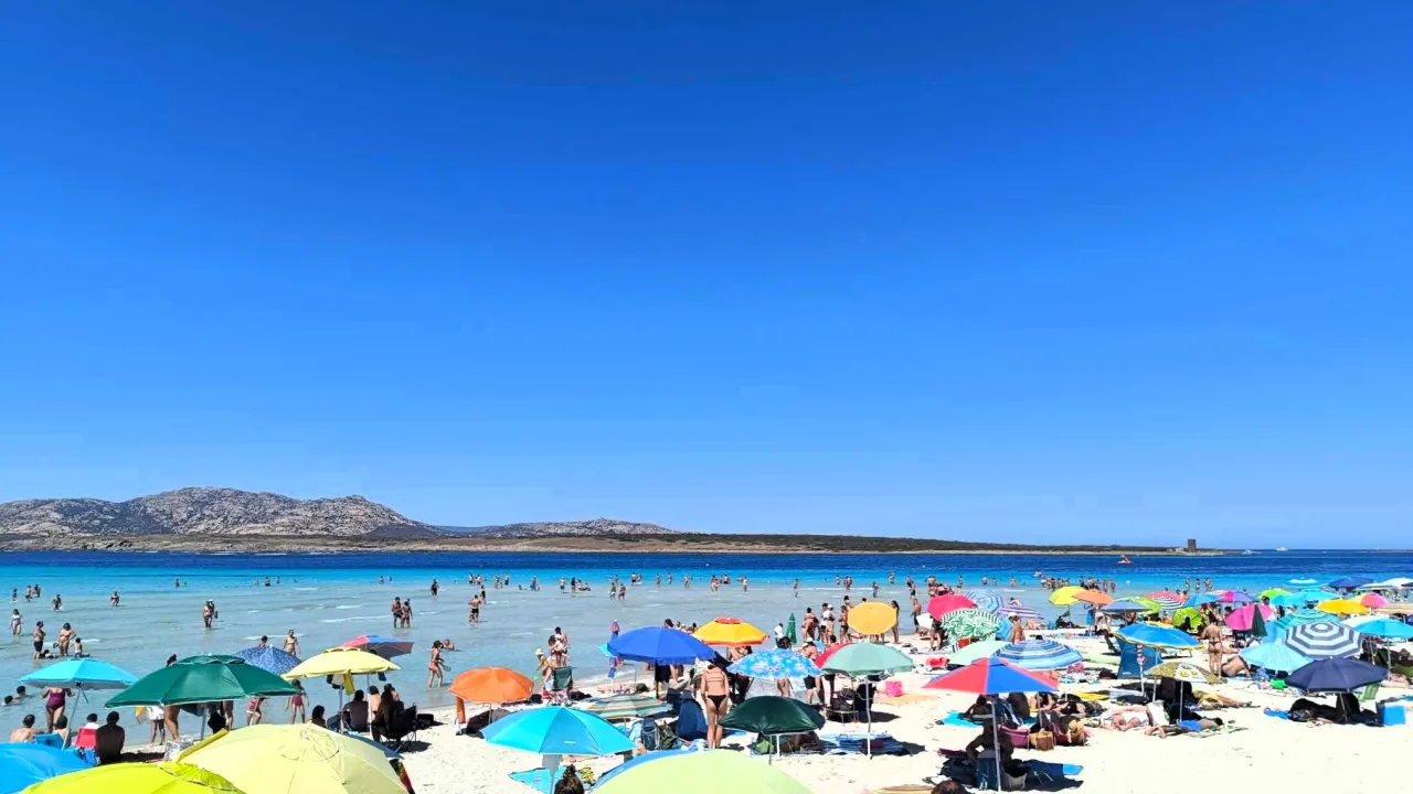 Famille sur une plage de Sardaigne du Nord
