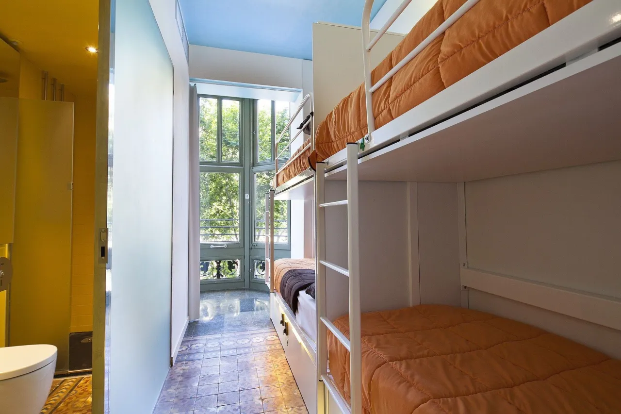 R&oacute;żne typy zakwaterowania w Barcelonie: hostel, hotel, apartament