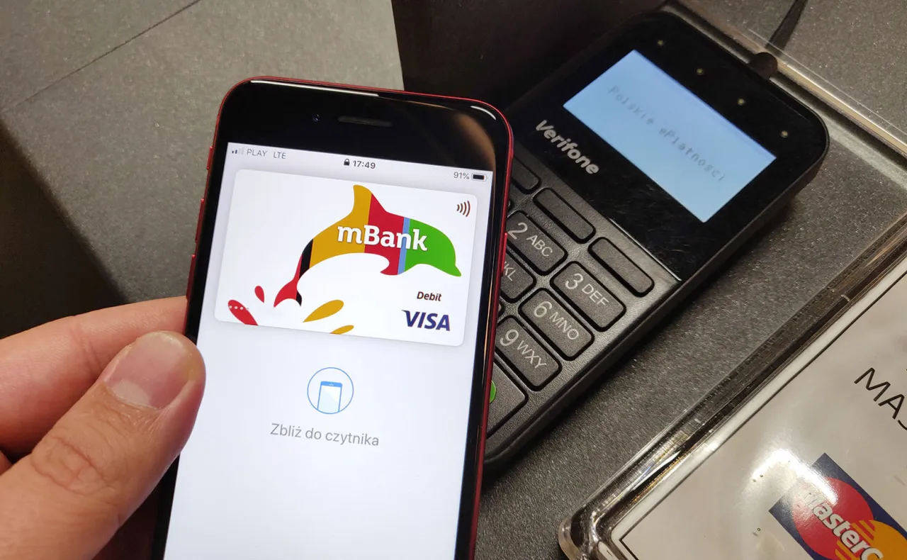 telefon z włączonym NFC i aplikacją bankową