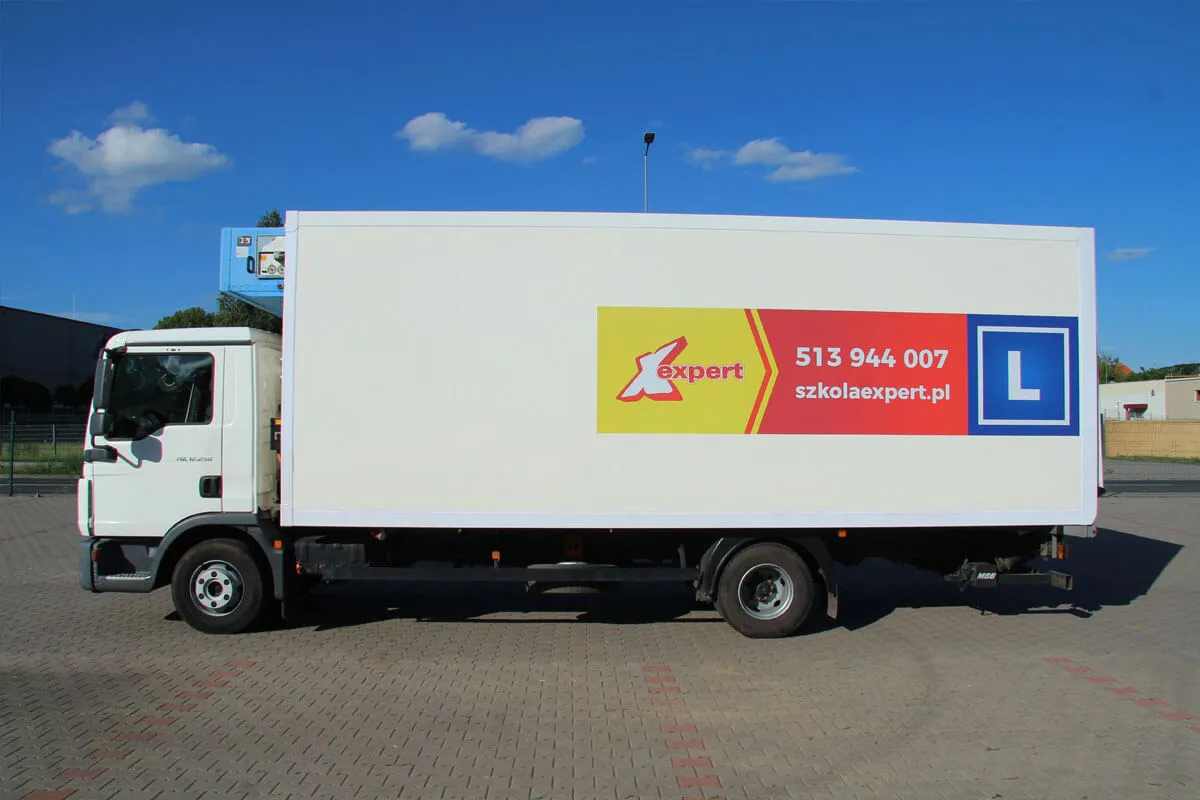 Ciężarówka z logo szkoły jazdy 