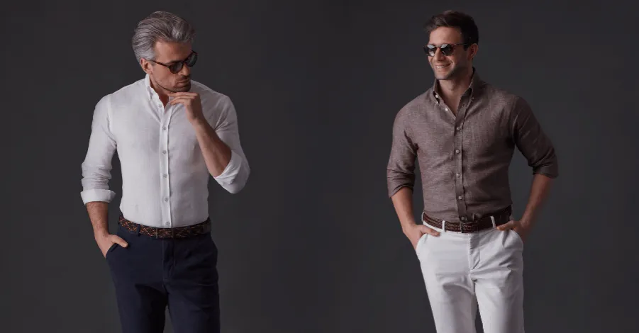 mężczyzna w lnianej koszuli i granatowych spodniach