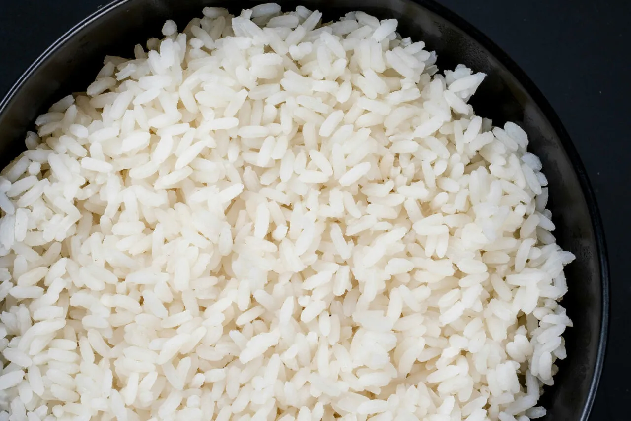 Sypki ryż spulchniany widelcem