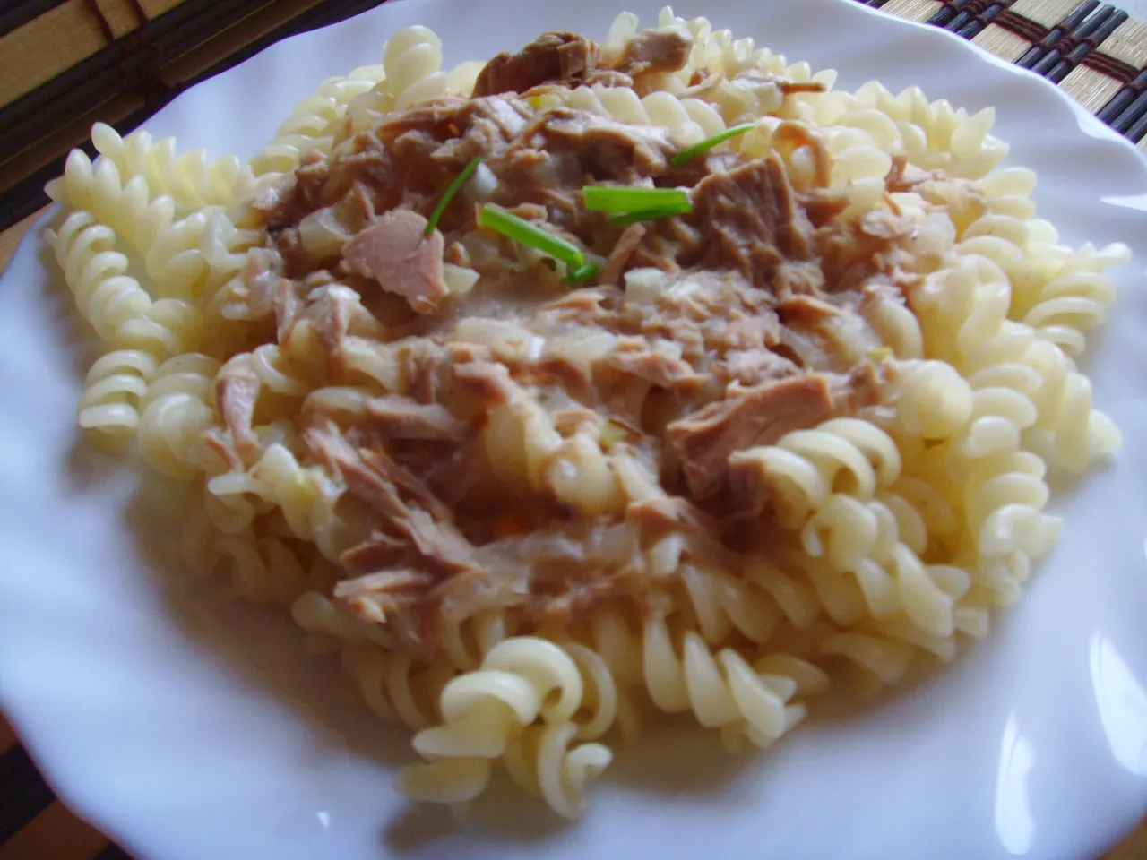 Pyszny makaron z tuńczykiem, idealny na szybki obiad. Proste makaron z tuńczykiem przepis.