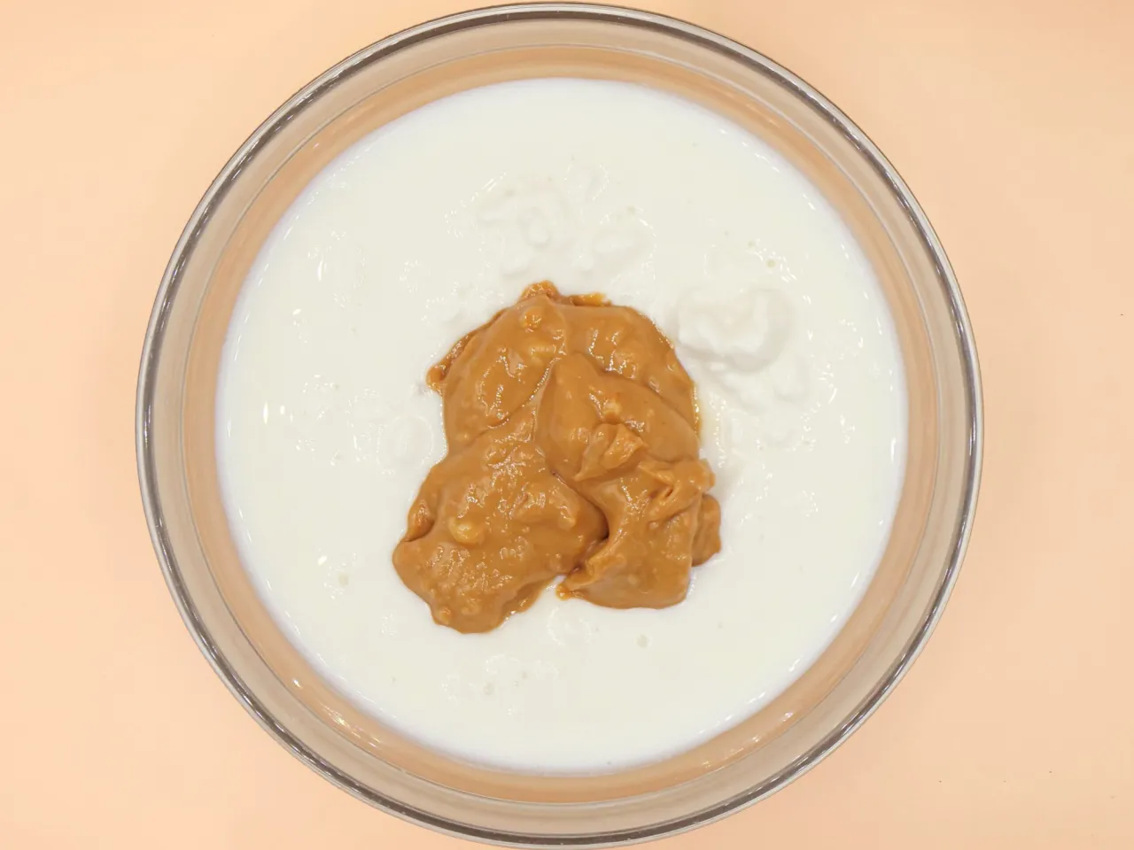 Serek wiejski fit z masłem orzechowym i nasionami chia