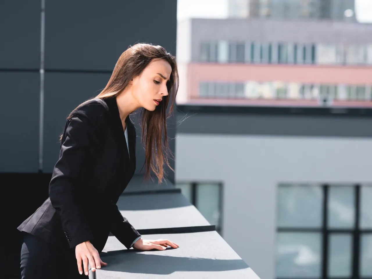 osoba z objawami lęku wysokości, duszności, drżenie rąk