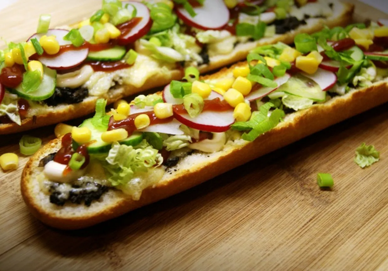 różne rodzaje zapiekanek z dodatkami