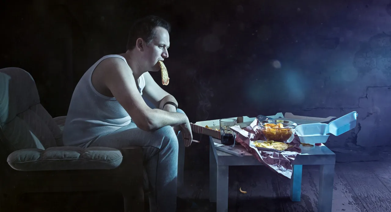 osoba zamyślona nad jedzeniem, dylemat jedzenie