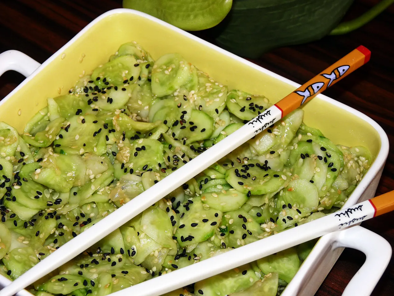 Pyszne og&oacute;rki po japońsku, posypane czarnym i białym sezamem, gotowe do jedzenia pałeczkami z motywem sushi.