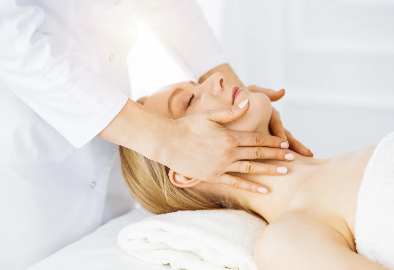 Kobieta podczas masażu twarzy Kobido, skupienie na pielęgnacji