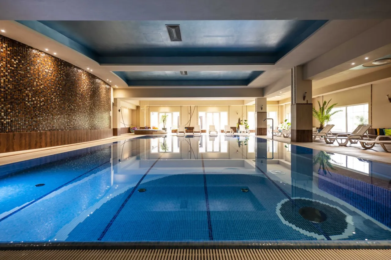 elegancki basen hotelowy ze strefą relaksu