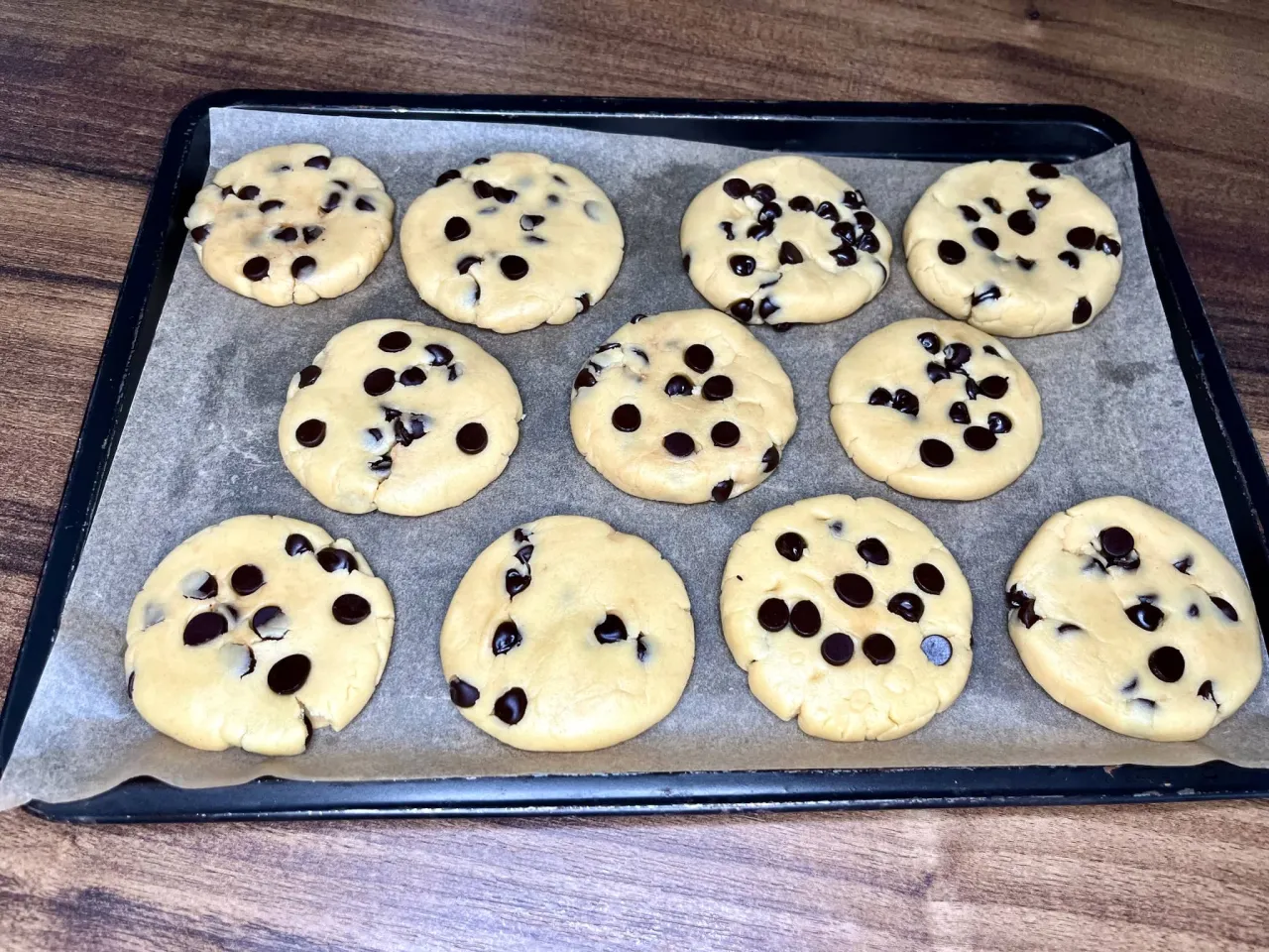 Różne składniki do pieczenia ciastek z czekoladą