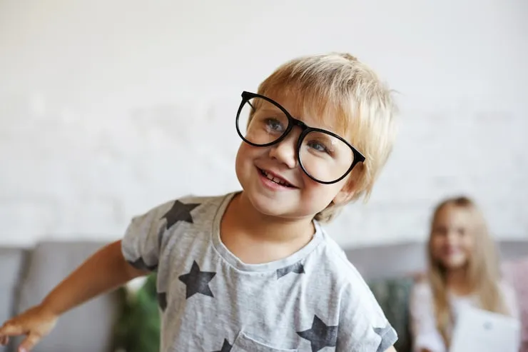 dziecko w okularach bawiące się