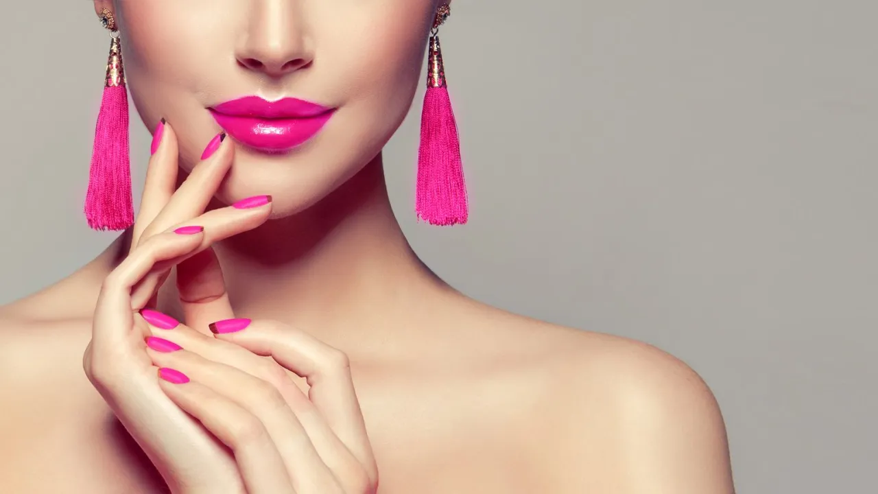 paznokcie czarne białe granatowe kobaltowe do fuksjowej sukienki