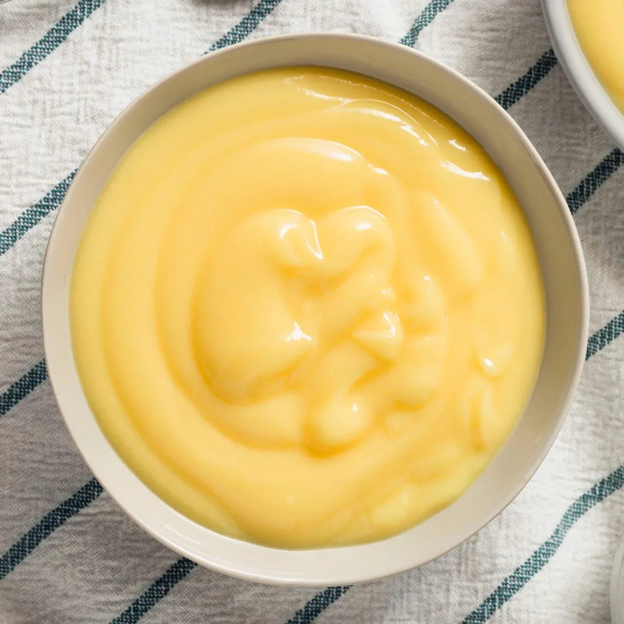 Zdjęcie Czy pudding to budyń? Odkryj kluczowe różnice i podobieństwa