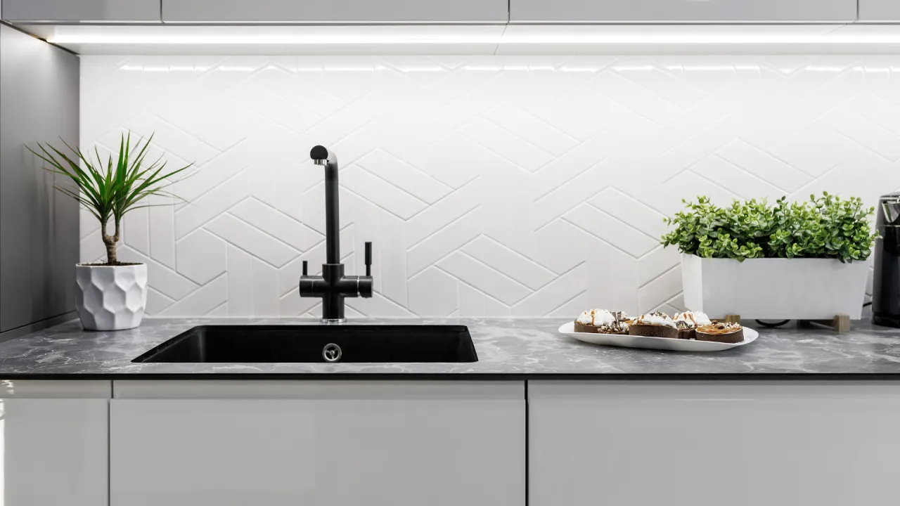 Płytki pod szafkami kuchennymi zalety