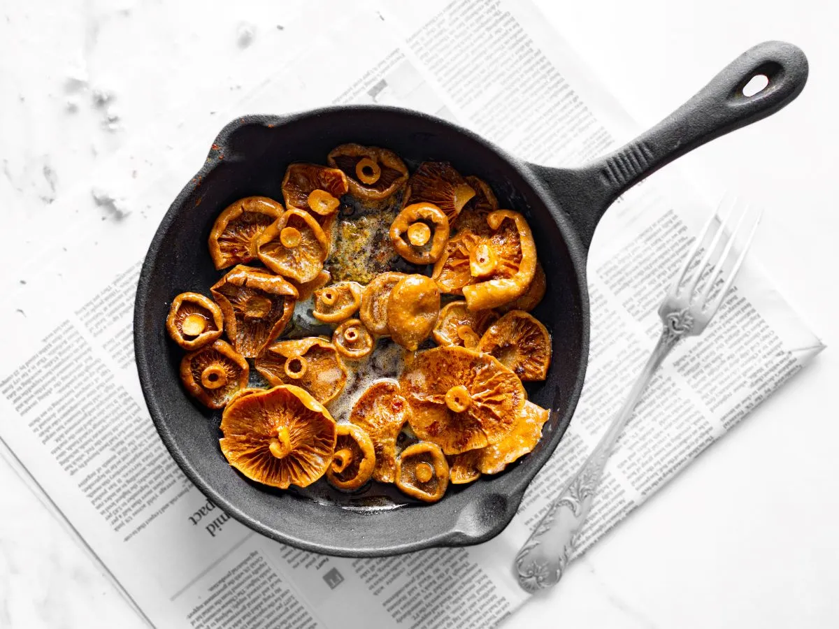 smażone rydze na maśle na patelni