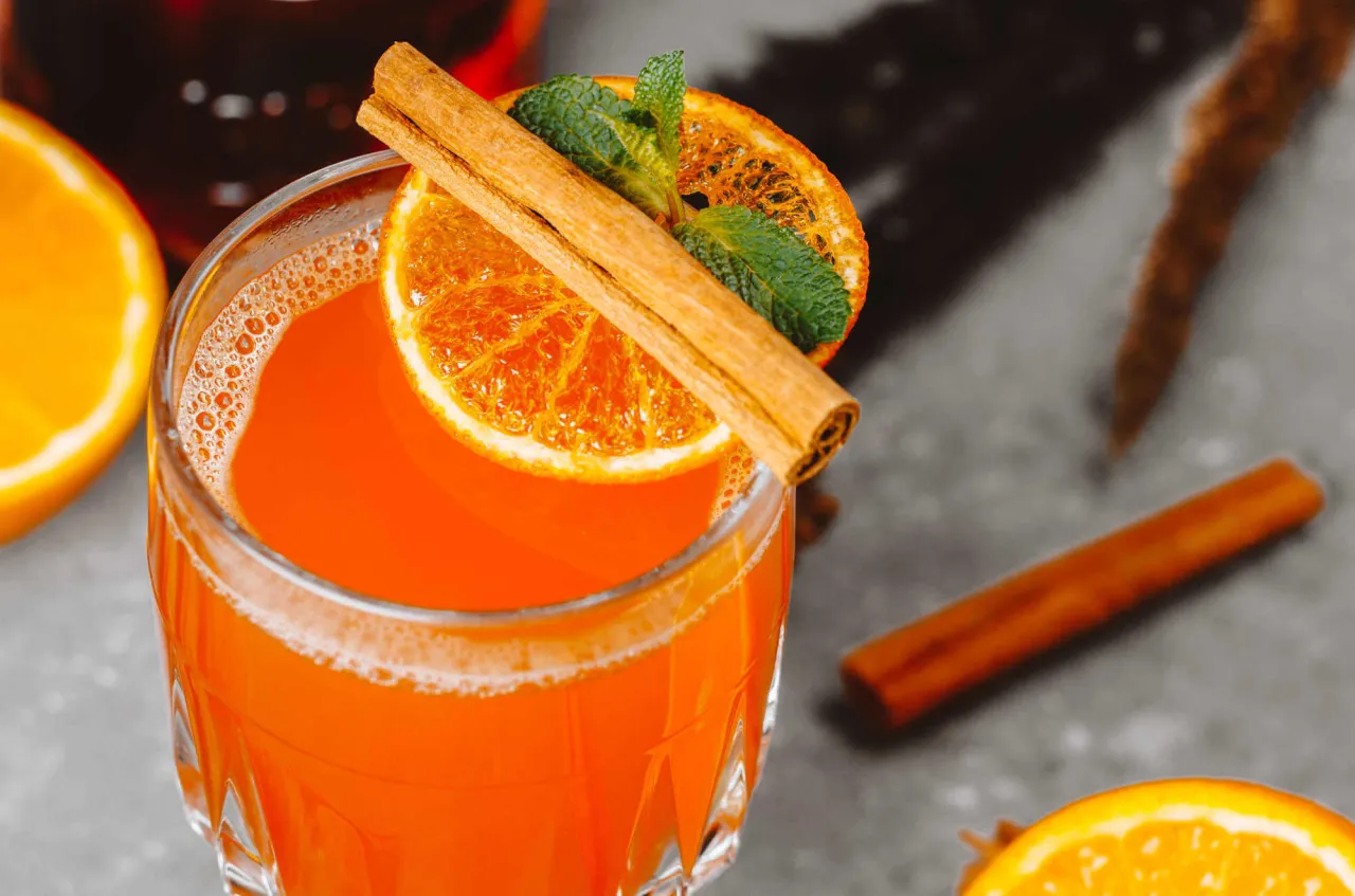 Aperol Spritz ze Spritem z plastrem pomarańczy