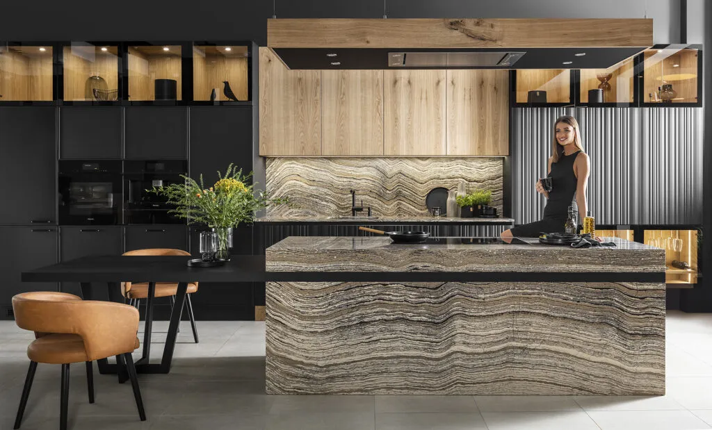 Nowoczesna wyspa kuchenna z ludźmi wokół