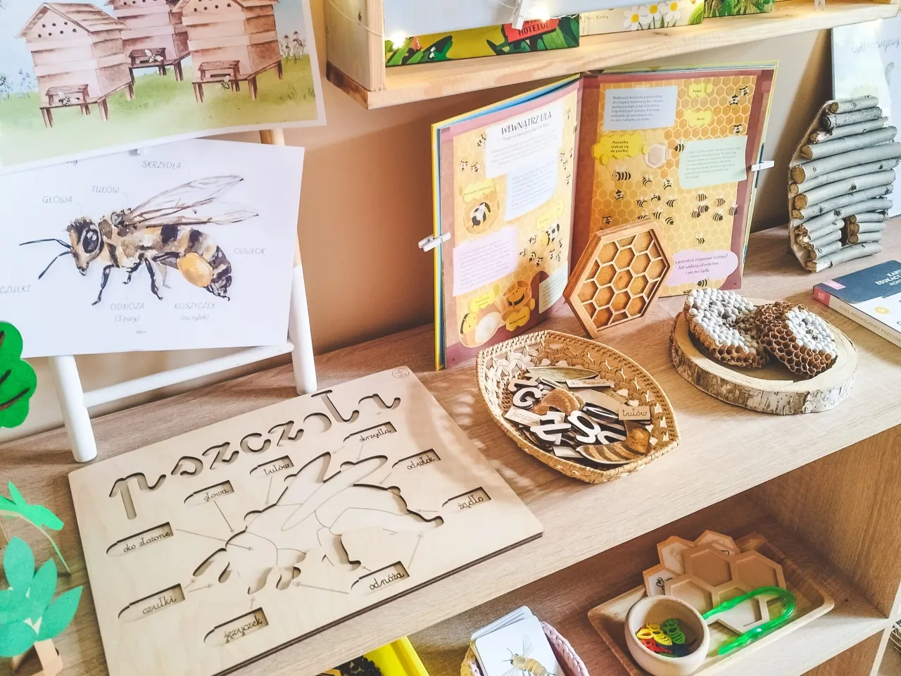 dzieci tworzące pszczoły z recyklingu