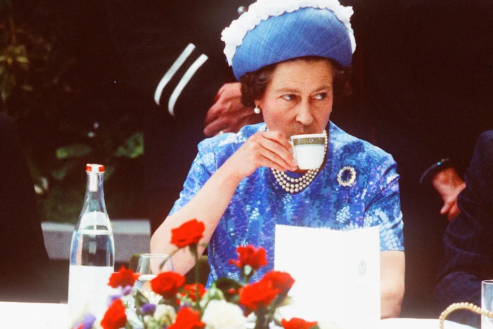 brytyjski mem o parzeniu herbaty królowa Elżbieta II