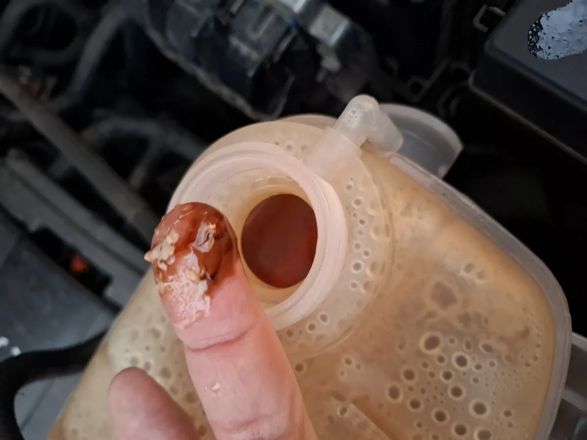 olej w płynie chłodniczym zbiorniczek wyrównawczy