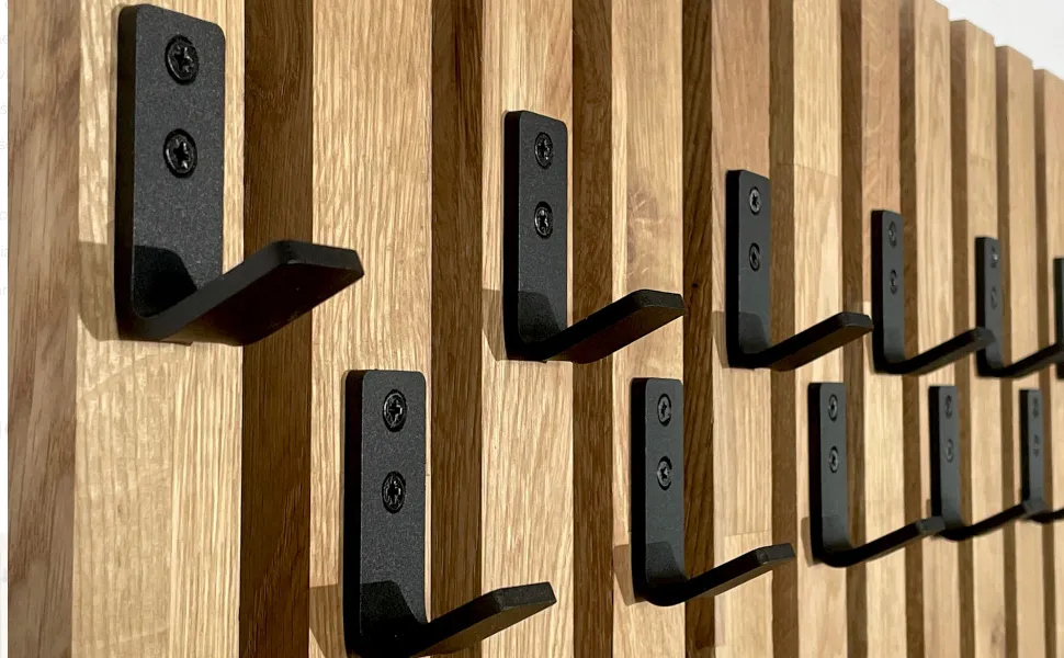 Nowoczesny wieszak z lameli ściennych DIY