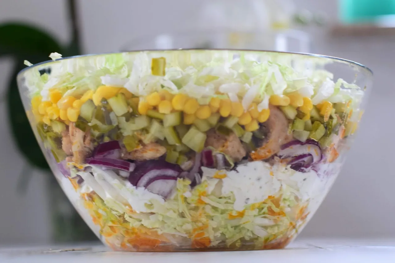 Warstwy sałatki gyros: kapusta, kukurydza, ogórek, kurczak, cebula, sos. Idealna na imprezę!