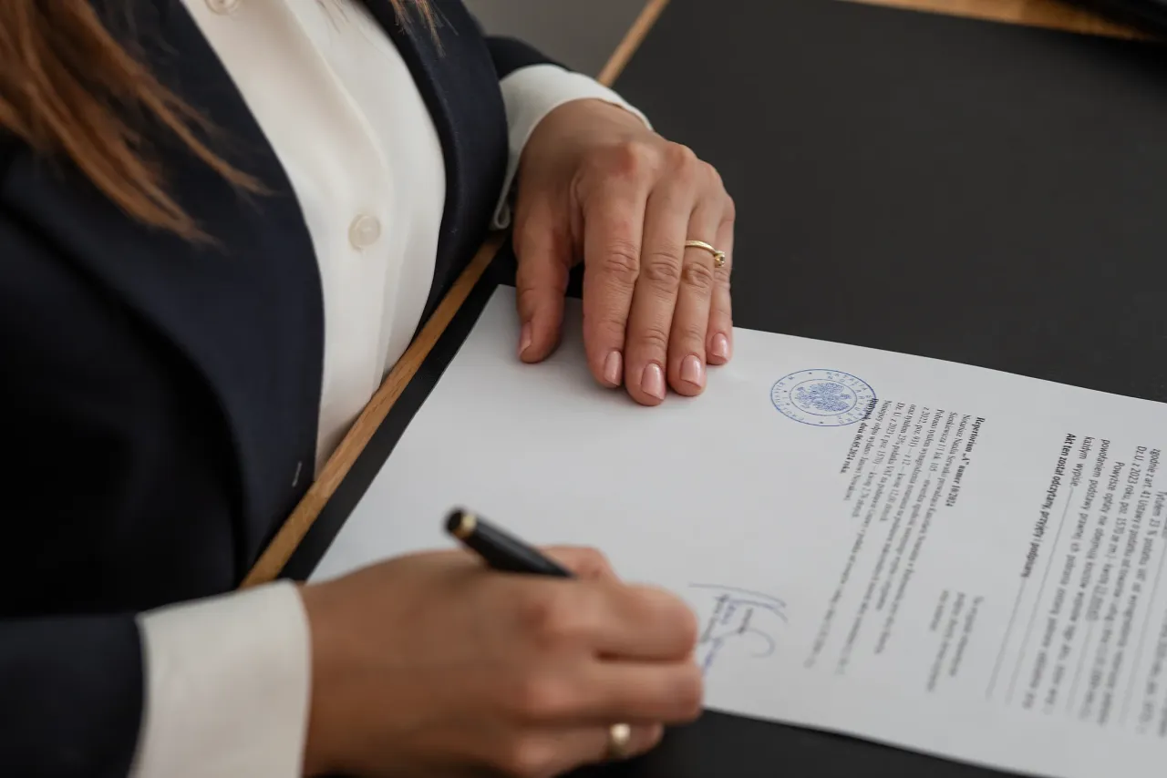 Notariusz podpisujący dokumenty z klientami