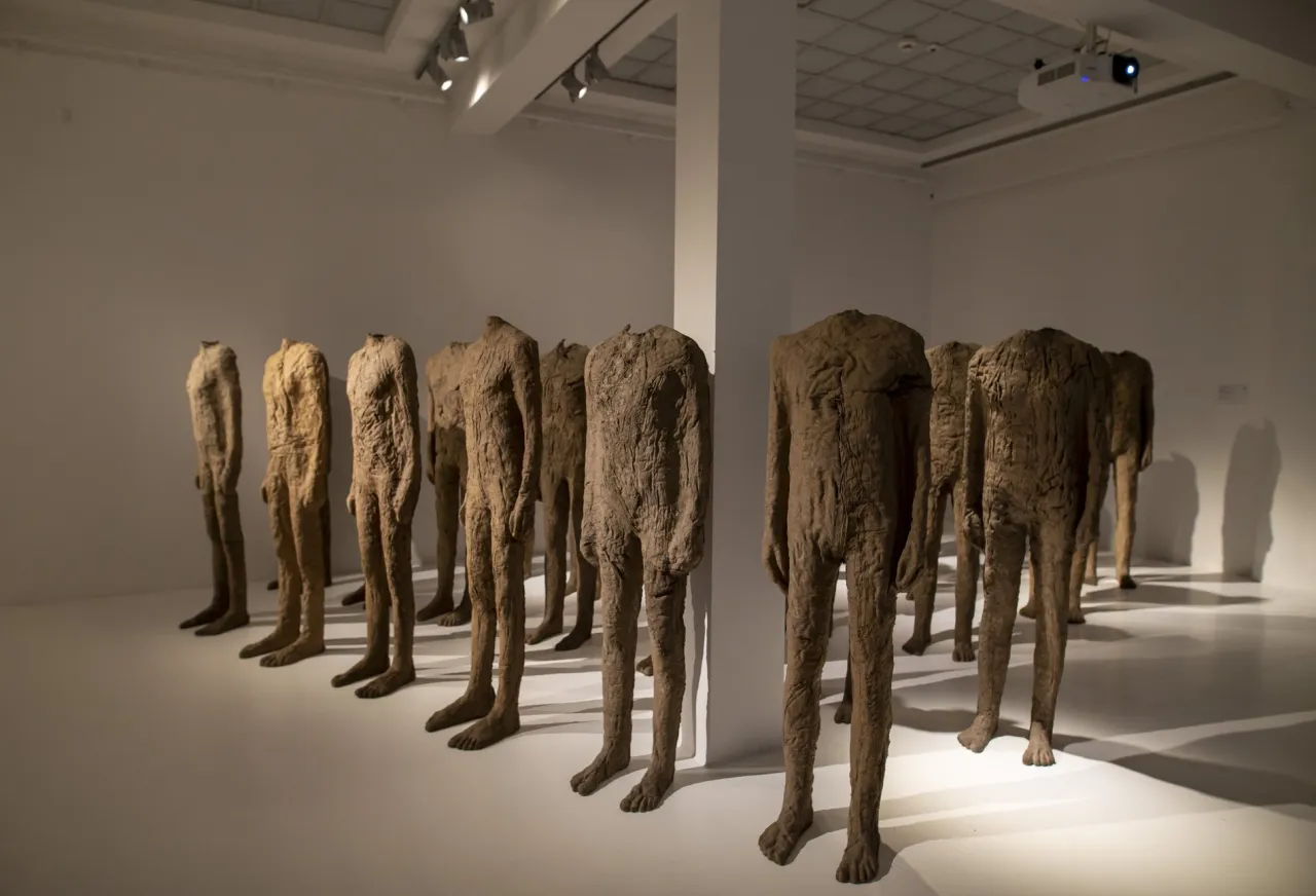 Rząd bezgłowych postaci z gliny w muzeum sztuki współczesnej, Muzeum Narodowe we Wrocławiu.