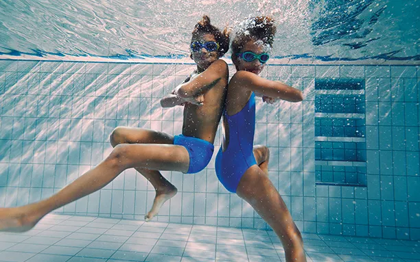 dziecko w basenie z noskiem do pływania