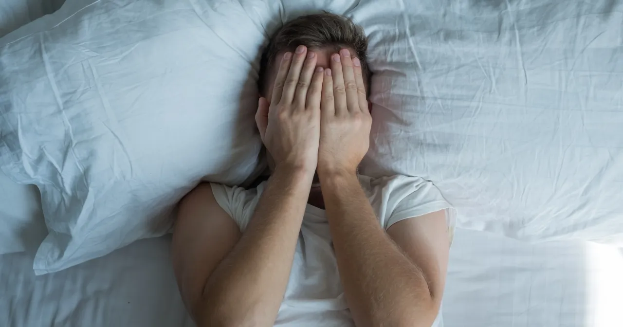 Osoba śpiąca z lękiem nocnym, przerażona twarz, poty