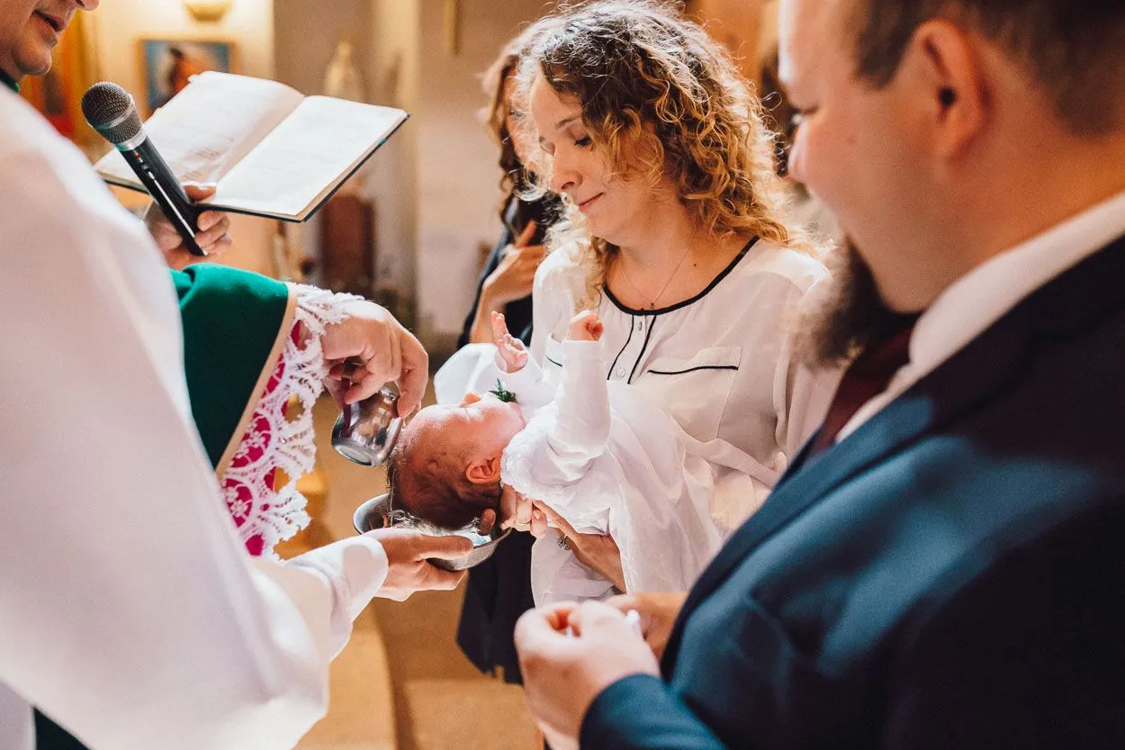 fotograf na chrzcinach w kościele