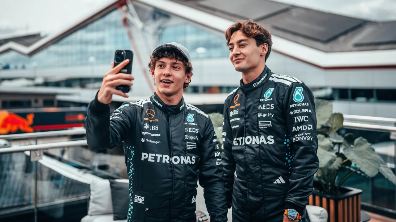 Dwóch kierowców Mercedes-AMG Petronas F1 Team w kombinezonach robi selfie.