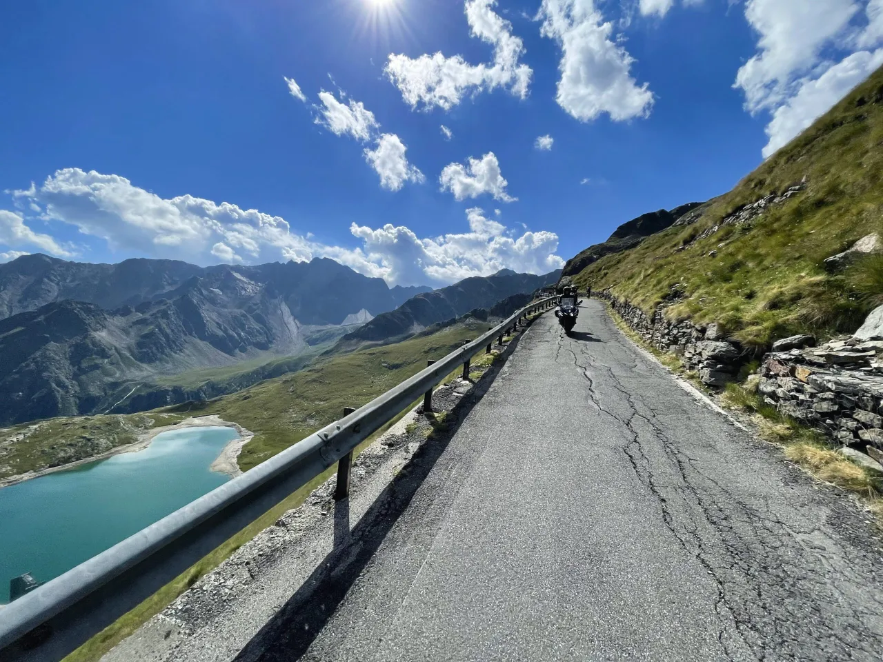 Motocykl na podnośniku podczas przeglądu przed podróżą