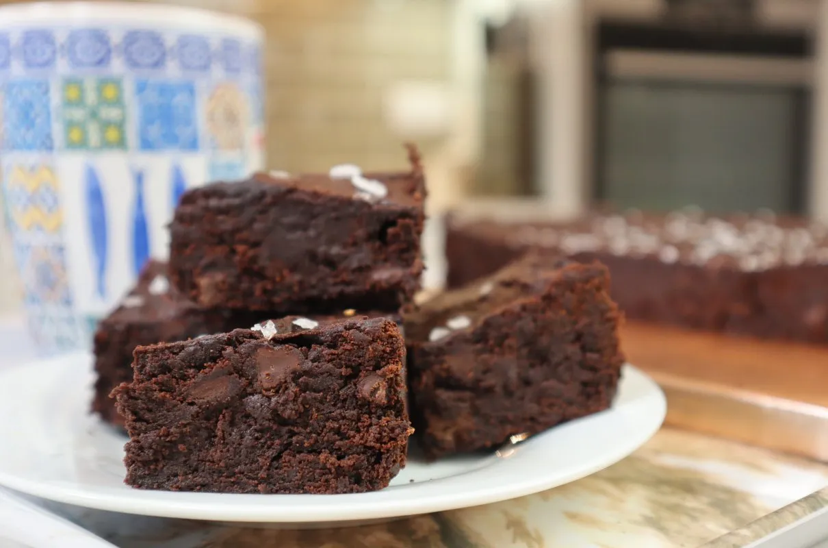 Pyszne brownie z kawałkami czekolady i solą morską, idealne do kawy. Ten brownie przepis jest prosty i szybki.