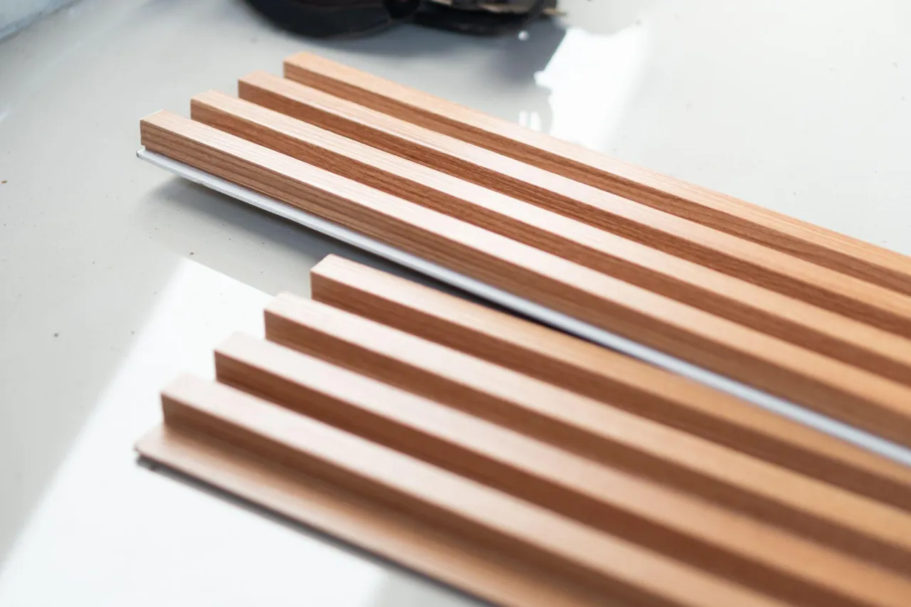 Drewniane lamele gotowe do montażu, pokazujące ich strukturę i spos&oacute;b mocowania.