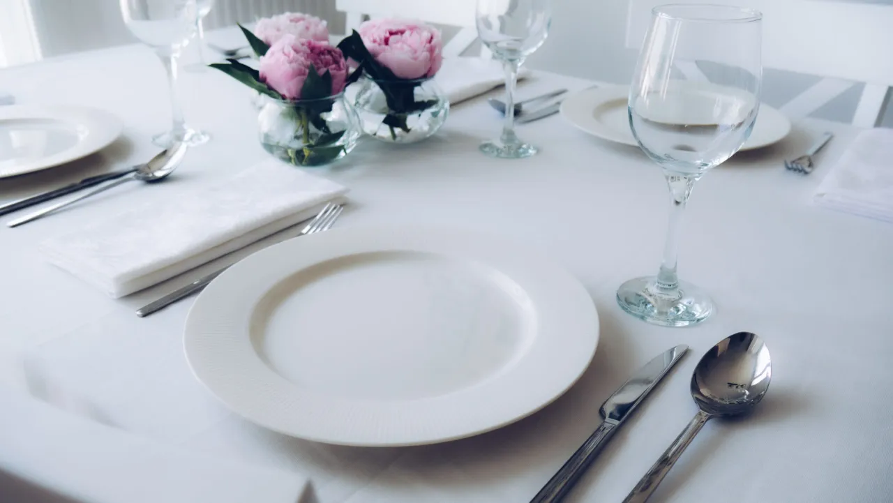 Elegancko nakryty stół z serwetkami