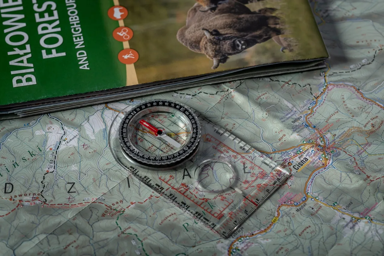 Kompas i busola obok siebie