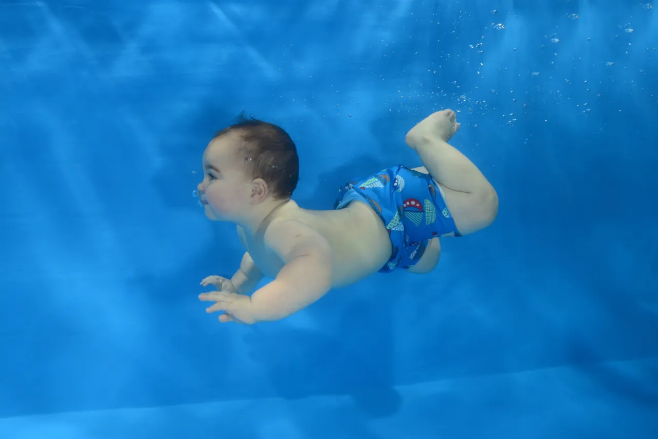 niemowle na basenie w pieluszce do plywania